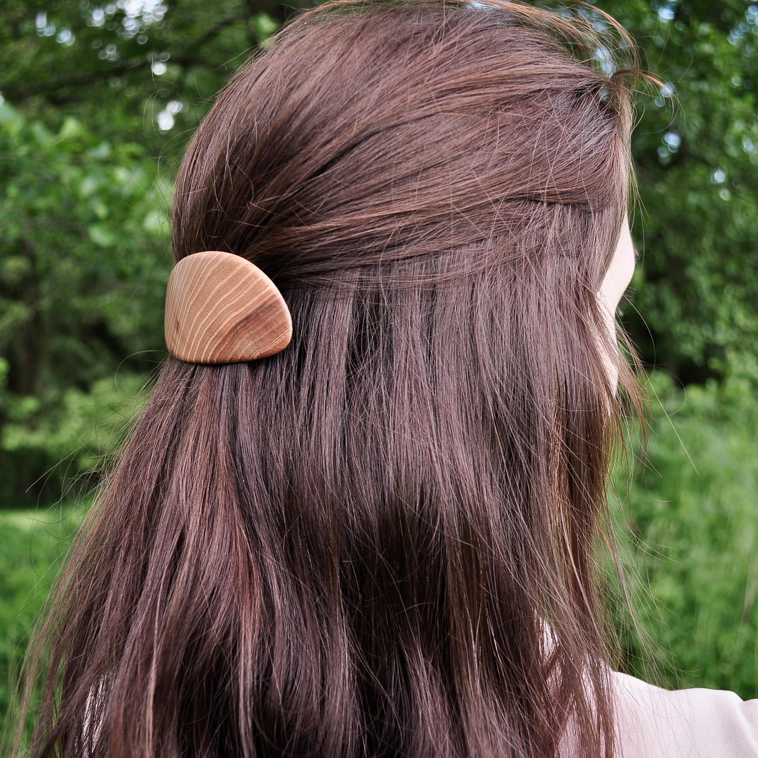 un noble clip de madera para el pelo hecho de madera de olmo